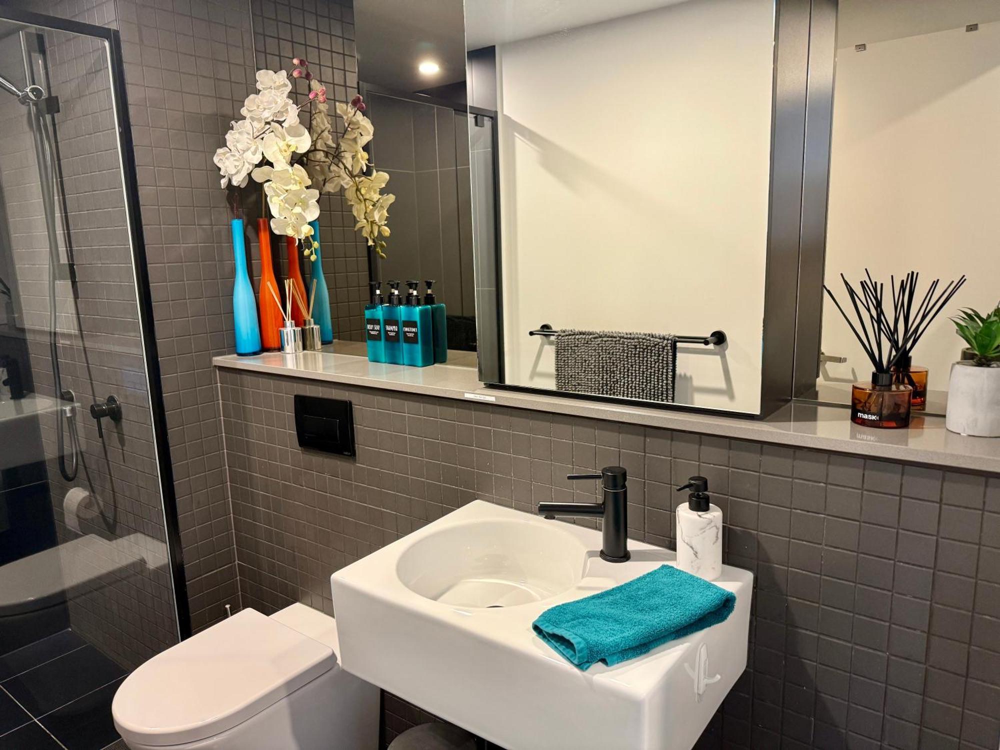 Midnight Luxe 1Br 1Bath Apartment 104 In The Heart Of Braddon Pool Sauna Secure Parking Wine Wifi Canberra Exteriör bild