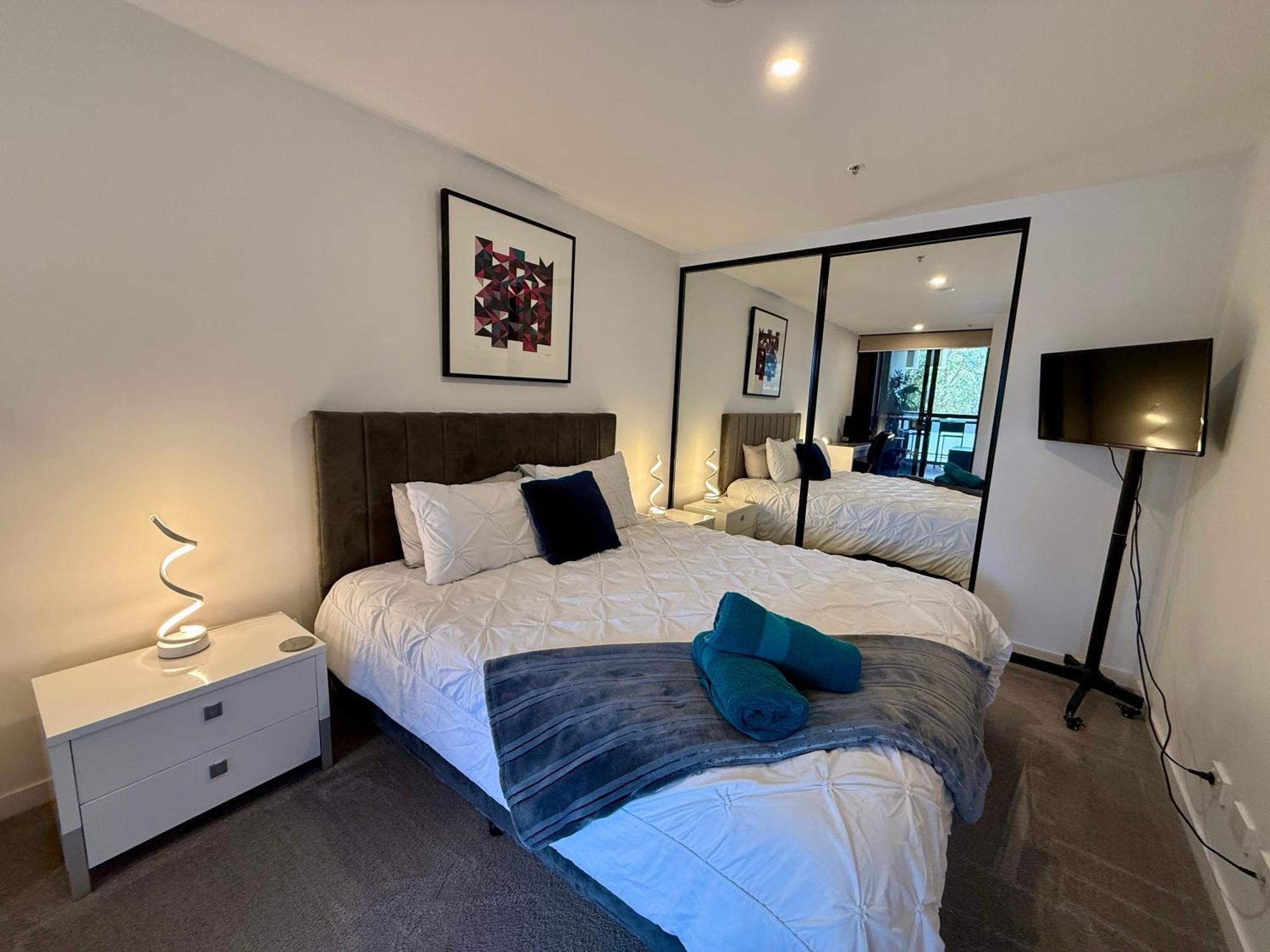 Midnight Luxe 1Br 1Bath Apartment 104 In The Heart Of Braddon Pool Sauna Secure Parking Wine Wifi Canberra Exteriör bild